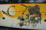 Postauto Detail von dem Postcar VD 449 beim Bahnhof Brig am 28. Juli 2006: das Bild der Pferdenkutsche.