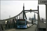 ulm Auf der Neutorbr�cke in Ulm d�rfen sich die Busse nicht begegnen, da die Breite nicht ausreicht. Die schwarze Fl�che auf der Front passt meinem Empfinden nach nicht zum modernen Design, es gibt dem Bus so einen altmotischen Tatsch. 15.03.2008 (Matthias)