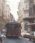 budapest Im Sommer 1997 schl�ngelt sich ein O-Bus durch eine Budapester Seitenstra�e.