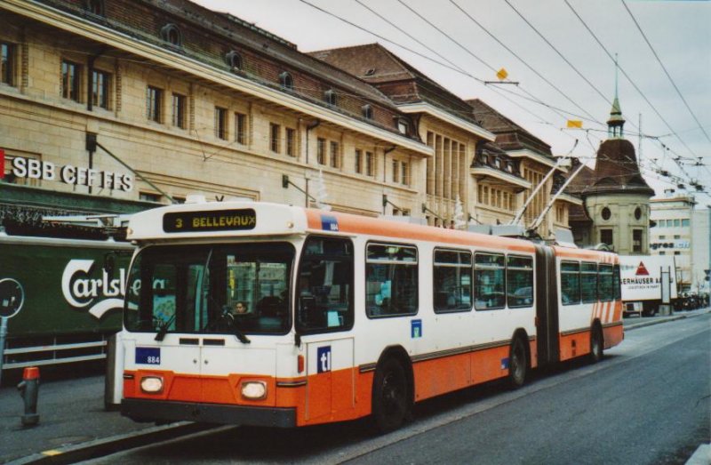 TL Lausanne Nr. 884 Saurer/Hess Gelenktrolleybus (ex TPG Genve Nr. 651) am 22. Dezember 2008 Lausanne, Bahnhof