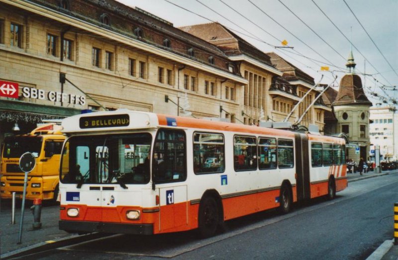 TL Lausanne Nr. 886 Saurer/Hess Gelenktrolleybus (ex TPG Genve Nr. 657) am 22. Dezember 2008 Lausanne, Bahnhof
