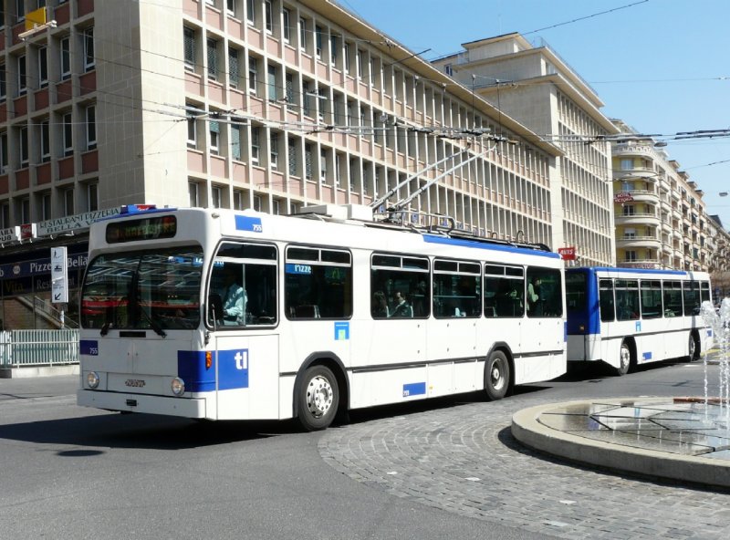 tl - NAW Trolleybus Nr.755 mit Anhnger unterwegs auf der Durchgangsstrasse vor dem SBB Bahnhof in Lausanne am 05.04.2008