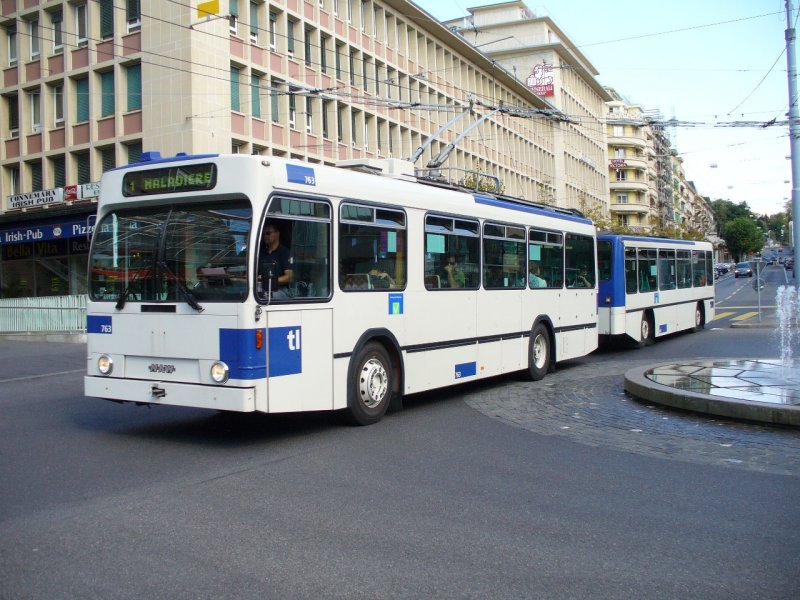 tl - NAW Trolleybus Nr.763 mit Anhnger unterwegs auf der Durchgangsstrasse vor dem SBB Bahnhof in Lausanne am 09.09.2007