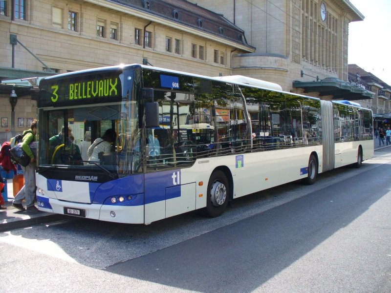 tl - NEOPLAN Gelenkbus Nr.608 vor dem SBB Bahnhof in Lausanne am 09.09.2007