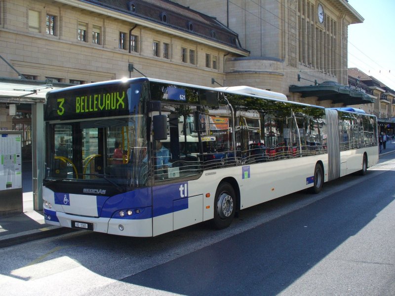 tl - NEOPLAN Gelenkbus Nr.621 vor dem SBB Bahnhof in Lausanne am 09.09.2007