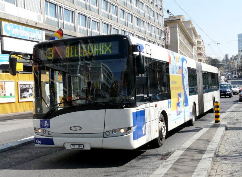tl - SOLARIS Gelenkbus Nr. 534 auf der Durchgangsstrasse vor dem SBB Bahnhof in Lausanne am 05.04.2008