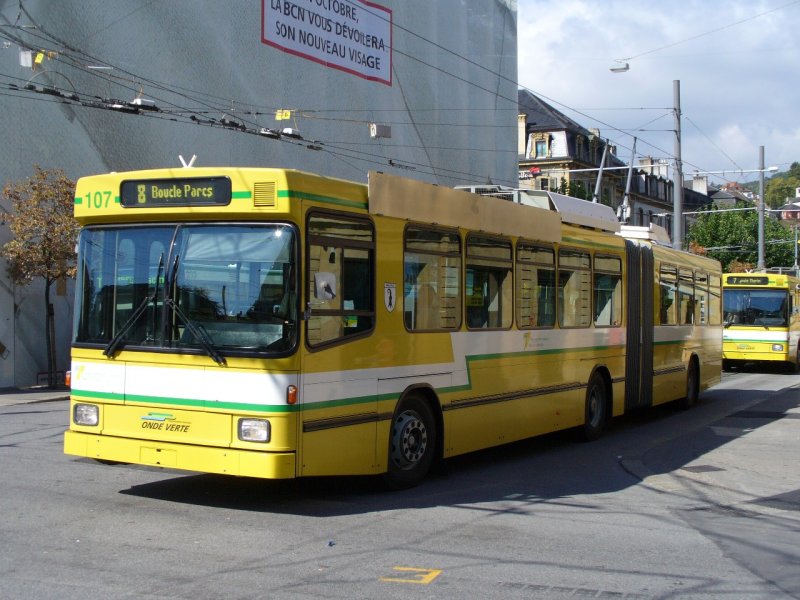 TN - NAW / Hess Trolleybus Nr.107 bei der Haltestelle Place Pury am 19.09.2007