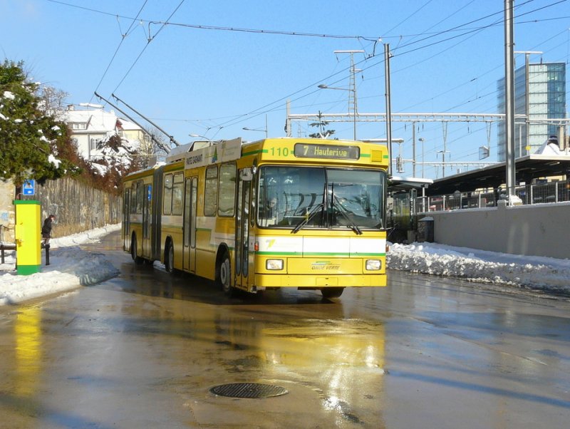 TN - NAW-Hess Trolleybus Nr.110 unterwegs auf der Linie 7 beim SBB Bahnhof von Neuchatel am 01.01.2009