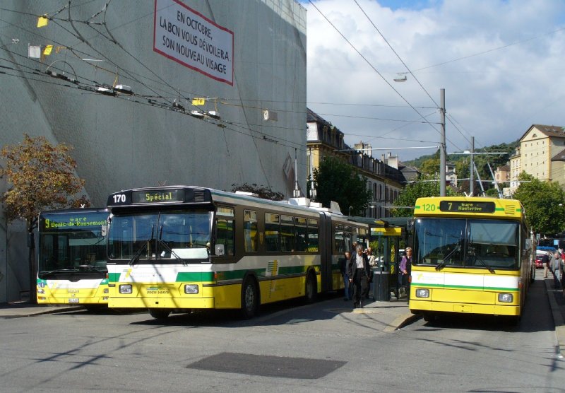 TN - NAW Trolleybus Nr.120 und FBW Trolleybus Nr.170 und MAN Autobus Nr. 207 bei der Haltestelle Place Pury am 19.09.2007