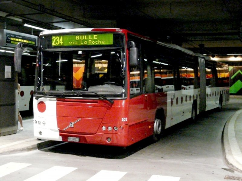 tpf - Volvo 8700 Gelenkbus Nr.101 FR 300222 eingeteilt auf der Linie 234 nach Bulle am warten in den Unterirdischen tpf Bushaltestellen im Bahnhof von Fribourg am 05.07.2008