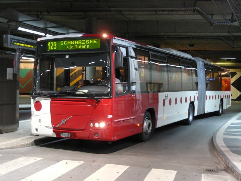 tpf - Volvo 8700 Gelenkbus Nr.104 FR 300210 eingeteilt auf der Linie 123 nach Schwarzsee am warten in den Unterirdischen tpf Bushaltestellen im Bahnhof von Fribourg am 26.07.2008