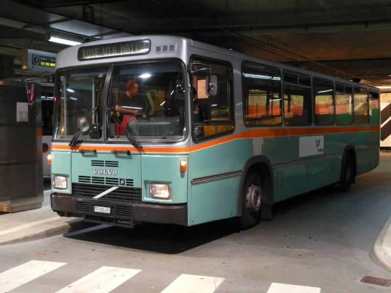 tpf - Volvo B 10 M Bus Nr.??? FR 300491 noch in den typischen GFM Hausfarben eingeteilt auf der Linie ???  nach Rose via Matran am warten in den Unterirdischen tpf Bushaltestellen im Bahnhof von Fribourg am 26.07.2008