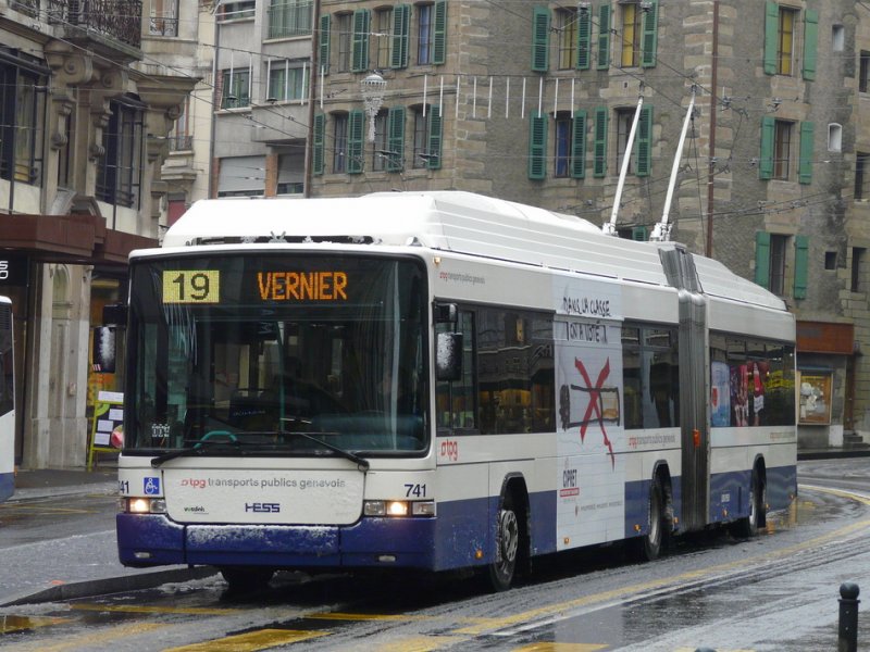 TPG - Hess-Swisstrolleybus BGT-N2C Nr.741 unterwegs auf der Linie 19 in Genf am 31.12.2008
