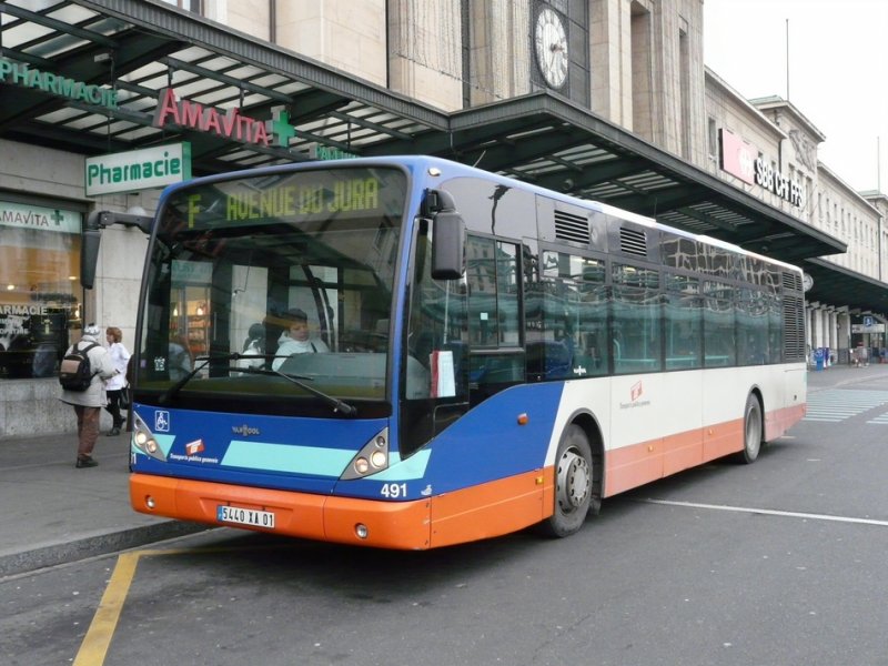 TPG - VanHool A 300 Bus Nr.491 F 5440XA01 vor dem SBB Hauptbahnhof in Genf am 31.12.2008