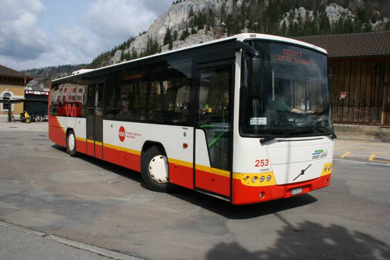 TRN, La Chaux-de-Fonds, Nr. 253 (NE 100'253, Volvo 8700LE-6200) am 25.4.2008 in Fleurier.