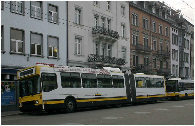 Trolleybus der Linie 1 an der Haltestelle Bahnhof in Schaffhausen. 20.1.2006 (Matthias)