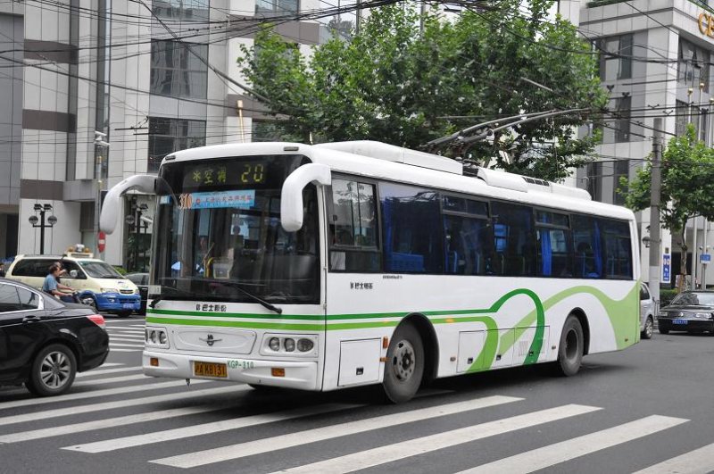 Trolleybus der Linie 20 am 28. Juli 2009 in Shanghai.
