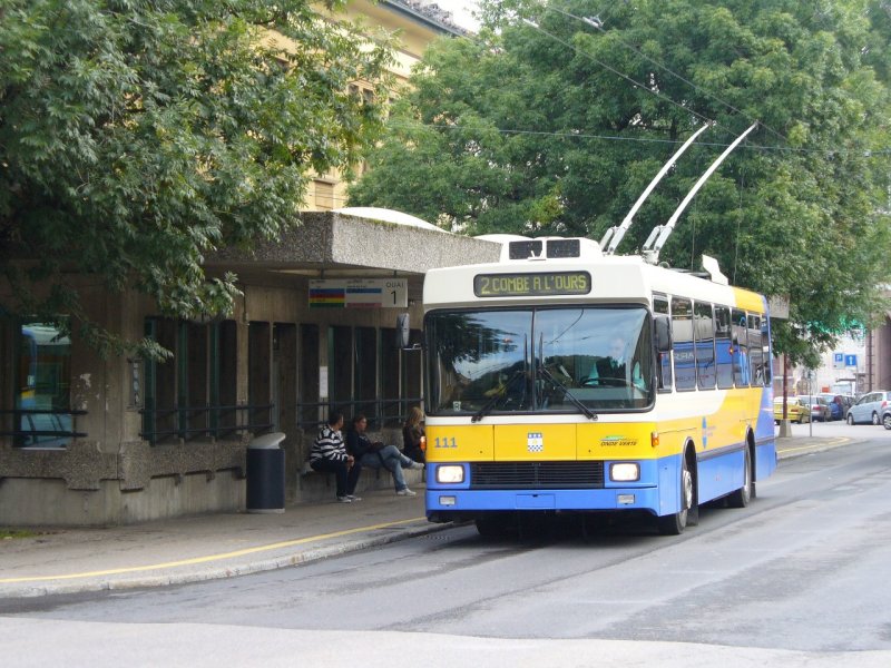 Trolleybus Nr 111 ( NAW -Hess -Siemens Bt 5-25  ) bei der Ausfahrt von der Haltestele vor dem SBB Bahnhof in La Chaux de Fonds am 07.09.2007