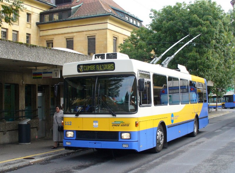 Trolleybus Nr 112 ( NAW -Hess -Siemens Bt 5-25  ) bei der Haltestele vor dem SBB Bahnhof in La Chaux de Fonds am 07.09.2007