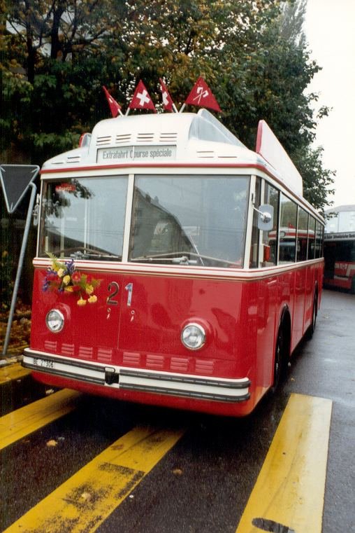 Trolleybus  Nr 21 der VB Biel/Bienne whrend eines Festes im Dez.1990