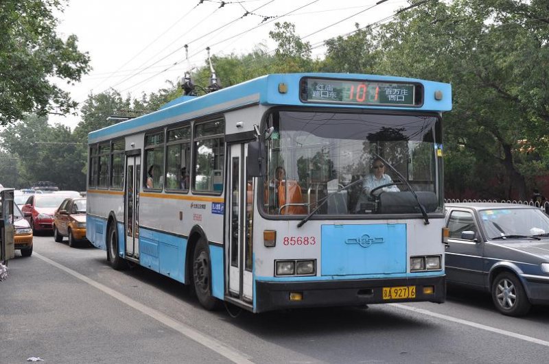 Trolleybus Nr. 85683 am 15. Juli 2009 in Peking.