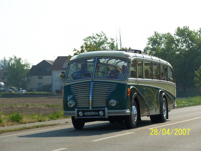 Unbekannter Oldtimerbus kurz nach Neuluheim. . Der Bus nahm an der Ausfahrt des Busoldtimertreffs von Sinsheim nach Speyer und anschlieend wieder nach Sinsheim teil. Organisiert wurde das treffen von den Technik Museen Sinsheim und Speyer.