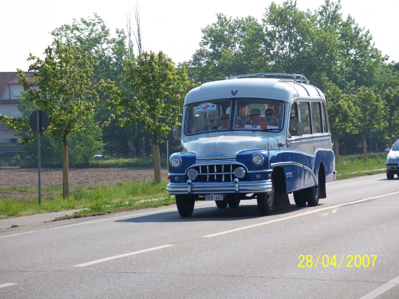 Unbekannter Oldtimerbus kurz nach Neuluheim. Der Bus nahm an der Ausfahrt des Busoldtimertreffs von Sinsheim nach Speyer und anschlieend wieder nach Sinsheim teil. Organisiert wurde das treffen von den Technik Museen Sinsheim und Speyer.