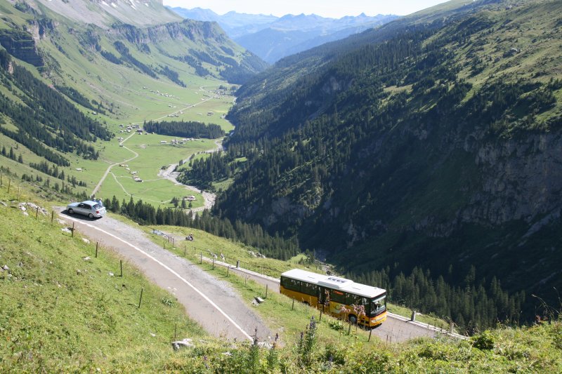 Unterhalb der Alpsiedlung Vorfrutt befindet sich der Setra Nr. 59 von PU AAGU im Aufstieg vom Urnerboden nach Linthal. Aufnahme am 10.8.2008.