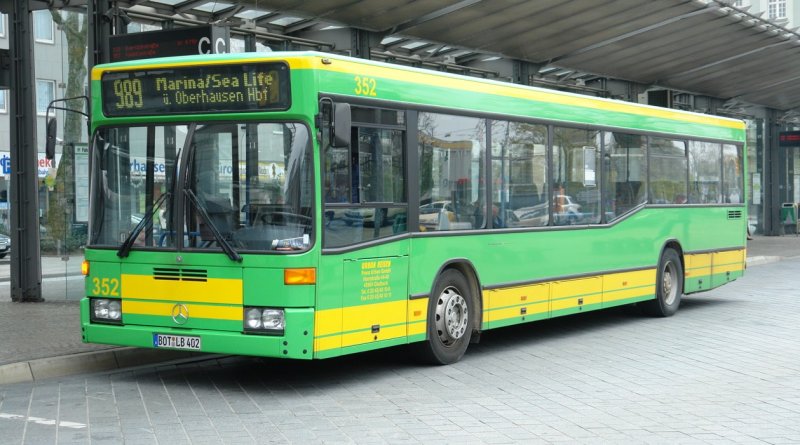 Urban Reisen 352 mit der Linie 989 zur Marina Oberhausen am Bus Bf Hauptbahnhof in Oberhausen.