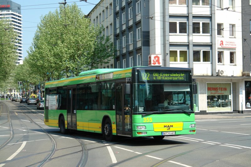 Urban Reisen 355 fhrt im Auftrag der Sto-AG auf der Linie 122 nach Oberhausen Everslohstr.
Hier ist er an der Haltestelle Mlheim Stadtmitte angekommen.
