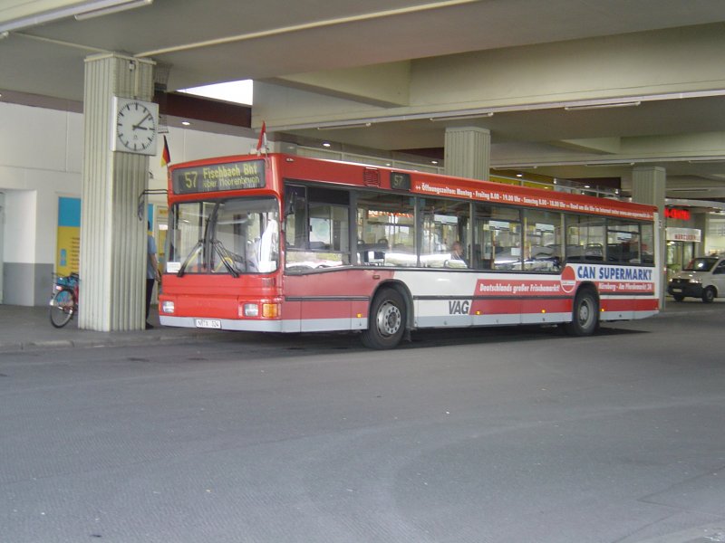 VAG Wagen 190 steht als Linie 57 am Busbahnhof in Langwasser und wartet auf Fahrgste.