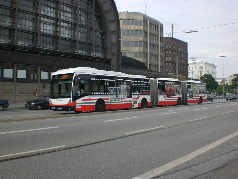Van Hool AGG 300 auf der Linie 5 nach Nedderfeld am Hauptbahnhof.
