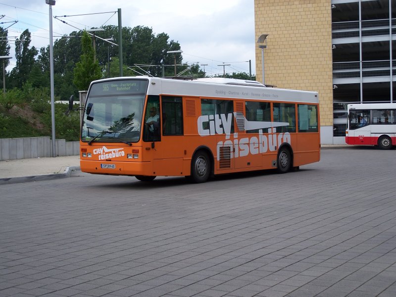 VanHool A308 von Merl Reisen auf der Shuttlelinie (565) in Speyer. Der Bus hat sein Ziel, den Speyer HBF/ZOB erreicht und wird in 5 Minuten wieder zurck nach Speyer Stadtbad/Jugendherberge aufbrechen.