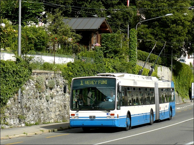VanHool Troley Bus des Unternehmens VMCV aufgenommen in Veytaux in der Nhe des Chteau de Chillon am Genfer See am 02.08.08. (Hans)
