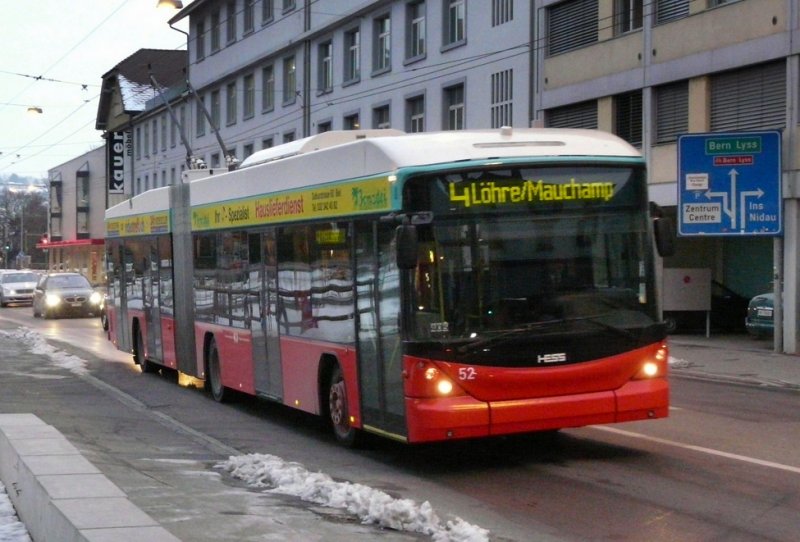 VB Biel - Hess-Swisstrolleybus BGT-N2C Nr.52 unterwegs in der Abenddmmerung auf der Linie 4 in Biel am 20.02.2009