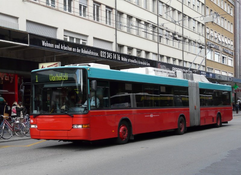 VB-Biel - NAW Gelenk Trolleybus Nr 86 eingeteilt auf der Linie 1 nach VORHOELZLI in den Strassen von Biel am 19.10.2007
