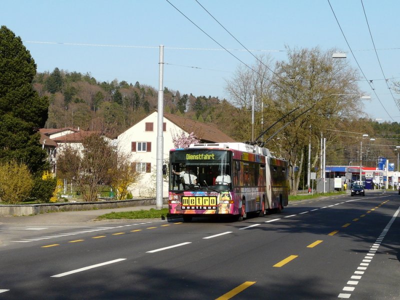 VB Biel - NAW Trolleybus Nr.90 mit der neusten Werbung unterwegs auf Dienstfahrt in Biel-Mett am 09.04.2009