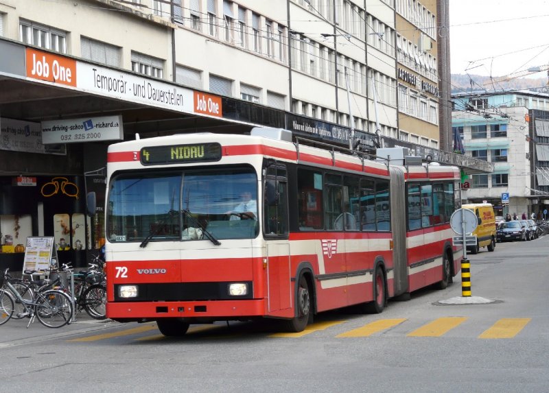 VB - Trolleybus Nr. 72 unterwegs in den Strassen von Biel ( mit einem Durchhnger :-)  ) eingeteilt auf der Linie 4 nach NIDAU am 19.10.2007