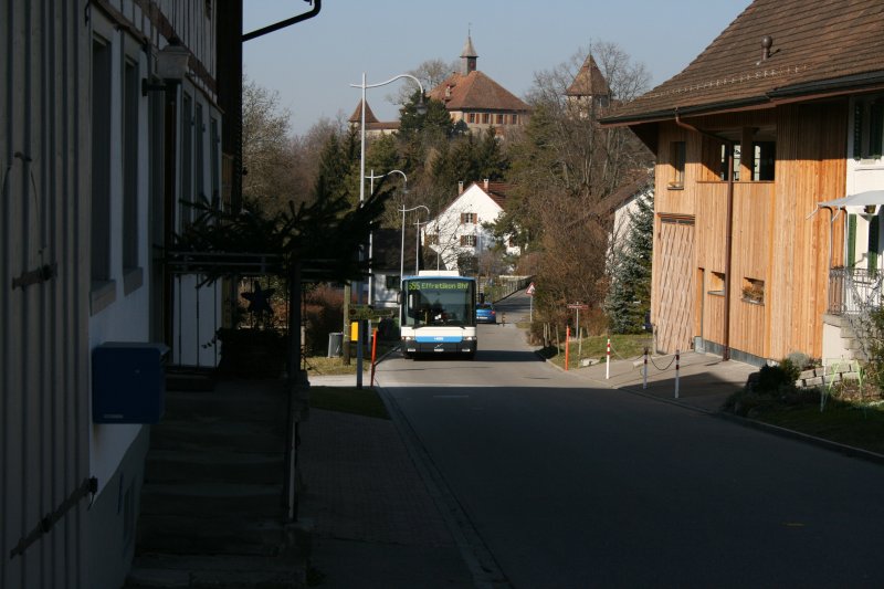 VBG/Andres, Effretikon, Nr. 42 (Volvo/Hess B7L, 1999) am 21.2.2007 im Dorf Kyburg. Im Hintergrund das gleichnamige Schloss. 