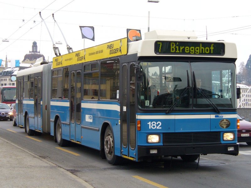 VBL - Der NAW-Hess Trolleybus Nr. 182 auf der Seebrcke unterwegs zu der Haltestelle vor dem Bahnhof Luzern am 18.11.2007