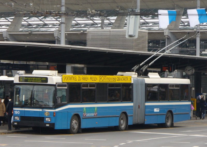 VBL - Der NAW-Hess Trolleybus Nr. 190 vor dem Bahnhof Luzern am 18.11.2007