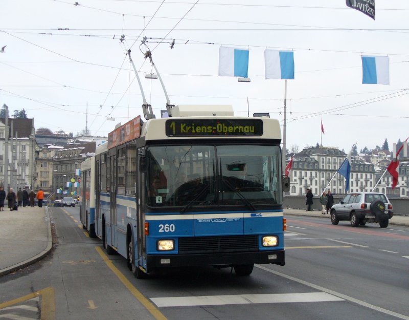VBL - Der NAW-Hess Trolleybus Nr. 260 mit Anhnger auf der Seebrcke in Luzern am 18.11.2007