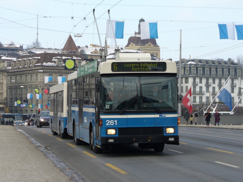 VBL - Der NAW-Hess Trolleybus Nr. 261 mit Anhnger auf der Seebrcke in Luzern am 18.11.2007