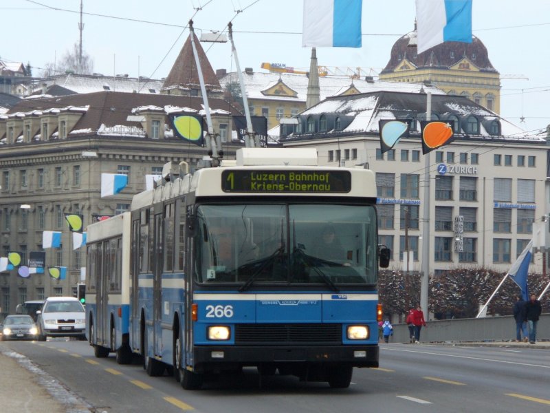 VBL - Der NAW-Hess Trolleybus Nr. 266 mit Anhnger auf der Seebrcke in Luzern am 18.11.2007