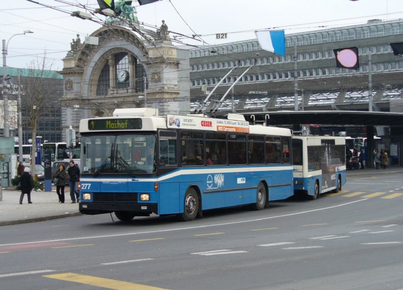VBL - Der NAW-Hess Trolleybus Nr. 277 mit Anhnger vor dem Bahnhof in Luzern am 18.11.2007