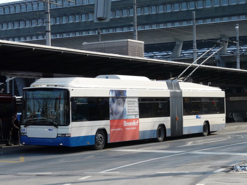 VBL - Gelenktrolleybus Hess BGT-N2C  NR.208 bei der Haltestelle vor dem Bahnhof in der Stadt Luzern am 15.02.2009