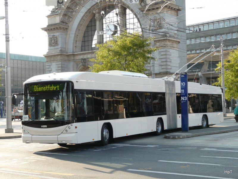 VBL - Hess BGT-N2C  Trolleybus Nr.223 ? unterwegs auf Dienstfahrt bei den haltestellen vor dem Bahnhof in Luzern am 07.09.2009 um 08.50 Uhr