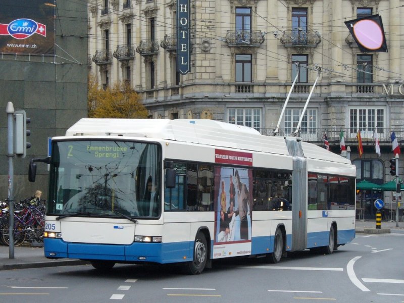 VBL - Hess-Trolleybus Nr. 205  Bei der zufahrt zu der Haltestelle vor dem Bahnhof Luzern am 18.11.2007