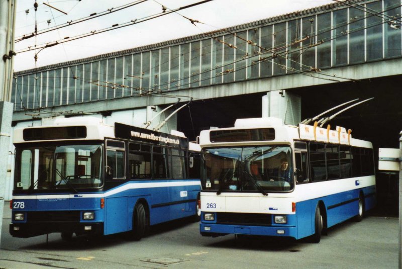 VBL Luzern Nr. 278 + 263 NAW/R&J-Hess Trolleybusse am 7. Mrz 2009 Luzern, Depot (je ein Fahrzeug im alten (links) und im neuen Design!)