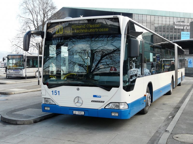 VBL - Mercedes Citaro Bus Nr.151  LU 15051 bei der Haltestelle vor dem Bahnhof in der Stadt Luzern am 15.02.2009